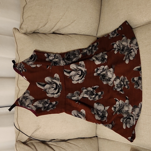 Red v cut floral dress - Picture 3 of 5